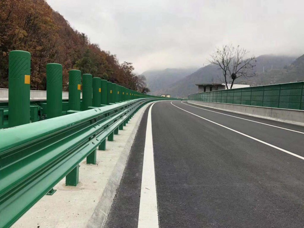 大型噴涂設(shè)備廠家科普關(guān)于高速護(hù)欄涂層檢測(cè)要點(diǎn)！
